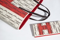 トートバッグ　70,000円、ウォレット 34,000円（ともに税抜）(c)CH Carolina Herrera