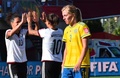 女子サッカーW杯カナダ大会・決勝トーナメント1回戦、ドイツ対スウェーデン。落胆するスウェーデンのリンダ・センブラント（手前）を尻目に得点を喜ぶドイツのセリア・シャシッチ（左）とジェニファー・マロジャン（2015年6月20日撮影）。(c)AFP/NICHOLAS KAMM