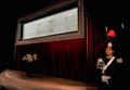 イタリア・トリノ（Turin）の大聖堂で公開された「トリノの聖骸布（Shroud of Turin）」の警備にあたる正装の兵士（2010年4月10日撮影）。(c)AFP/VINCENZO PINTO