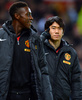 イングランド、FAカップ2012-13（FA Cup 2012-13）は26日、4回戦が行われ、マンチェスター・ユナイテッド（Manchester United）は4-1でフラム（Fulham）を下し、5回戦に進出した。

試合前にベンチへ向かう香川真司（Shinji Kagawa、右、2013年1月26日撮影）。(c)AFP/ANDREW YATES