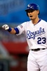 14MLBプレーオフ、ア・リーグ地区シリーズ（5回戦制）、カンザスシティ・ロイヤルズ（Kansas City Royals）対ロサンゼルス・エンゼルス・オブ・アナハイム（Los Angeles Angels of Anaheim）第3戦。初回に安打を放ち喜ぶカンザスシティ・ロイヤルズの青木宣親（Norichika Aoki、2014年10月5日撮影）。(c)AFP/Getty Images/Jamie Squire