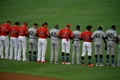 20MLB、ヒューストン・アストロズ対オークランド・アスレチックス。整列して黙とうをささげる両チームの選手（2020年8月28日撮影）。(c)AFP
