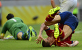 サッカーコンフェデレーションズカップ2013（Confederations Cup 2013）は27日、フォルタレーザ（Fortaleza）で準決勝が行われ、スペインが7-6でイタリアとのPK戦を制し、ブラジルとの決勝に進出した。

イタリアのGKジャンルイジ・ブッフォン（Gianluigi Buffon、奥）の前で転倒するスペインのフェルナンド・トーレス（Fernando Torres、2013年6月27日撮影）。(c)AFP/YURI CORTEZ