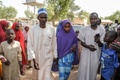ナイジェリア北東部ヨベ州ダプチで、イスラム過激派組織「ボコ・ハラム」により解放され、父親（左）と共に歩く少女（2018年3月21日撮影）。(c)AFP PHOTO