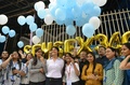 インド・ムンバイ証券取引所（BSE）の主要株価指数SENSEXが3万4000の節目を初めて突破したことを祝って、風船を掲げる職員ら（2017年12月26日撮影）。(c)AFP PHOTO / PUNIT PARANJPE