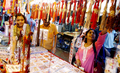 2007年8月19日、ヒンズー教の祭事「ラクシャ・バンダン（Raksha Bandhan）」のために、ラキ（Rakhi）と呼ばれる紐を選ぶ少女たち。(c)AFP/Pal Pillai