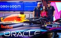 23F1第5戦マイアミGPで使用する特別カラーの「RB19」を披露した（左から）レッドブルのセルヒオ・ペレス、デザイナーのマルティーナ・アンドリアーノさん、レッドブルのマックス・フェルスタッペン（2023年5月4日撮影）。(c)Mark Thompson/Getty Images/AFP