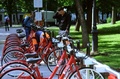 ロシア・モスクワ（Moscow）の自転車シェアリングサービスの自転車置き場（2013年5月30日撮影）。(c)AFP/ANDREY SMIRNOV