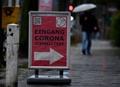 ドイツ・ベルリンに設置された新型コロナウイルス検査センターへ案内する看板（2021年11月4日撮影）。(c)Tobias SCHWARZ / AFP