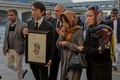 アフガニスタンの首都カブールの空港で、日本人医師、中村哲さんの追悼式典に出席する妻の尚子さん（右から2人目、2019年12月7日撮影）。(c)NOORULLAH SHIRZADA / AFP