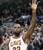 17-18NBA、サンアントニオ・スパーズ対クリーブランド・キャバリアーズ。キャリア通算3万得点を記録して観客の声援に応えるクリーブランド・キャバリアーズのレブロン・ジェームズ（2018年1月23日撮影）。(c)AFP/Getty Images/Ronald Cortes