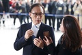 ソウル中央地裁に出頭した韓国の李明博元大統領（2018年3月14日撮影）。(c)AFP PHOTO / POOL / KIM HONG-JI