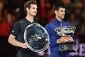 全豪オープンテニス、男子シングルス決勝。表彰式に臨むアンディ・マレー（左）とノバク・ジョコビッチ（2016年1月31日撮影）。(c)AFP/PETER PARKS