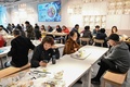 中国・上海にあるイケアのカフェテリアに集まった中高年（2023年12月5日撮影）。(c)Hector RETAMAL / AFP