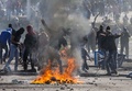 イスラエル北部クファルカナ（Kfar Kana）で、22歳の青年が警察に射殺された事件に抗議するアラブ系イスラエル人の若者たち（2014年11月9日撮影）。(c)AFP/JACK GUEZ
