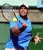 男子テニス、国別対抗戦のデビスカップ（Davis Cup 2013）は5日、ワールドグループ準々決勝が各地で行われアルゼンチンとフランスは1勝1敗で初日を終えた。

フランスのジョーウィルフリード・ツォンガ（Jo-Wilfried Tsonga）は4-6、6-2、6-3、5-7、6-2でアルゼンチンのカルロス・ベルロク（Carlos Berlocq）に勝利した。

リターンを打つジョーウィルフリード・ツォンガ（2013年4月5日撮影）。(c)AFP/ DANIEL GARCIA