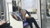 ソウル地下鉄、外国人乗客が優先席3席を占有…靴を履いたまま足乗せ眠る