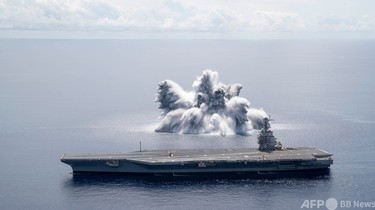 チャレンジ（米海軍） 爆薬18トンで水柱、新型空母の耐衝撃性能試験 米海軍 写真4枚 国際