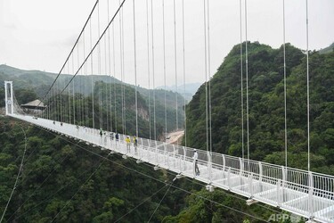 世界最長」のガラス橋、ベトナムで開通 写真16枚 国際ニュース：AFPBB News