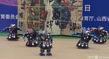 ロボット「ダンサー」 世界人型ロボットスポーツ大会集団ダンス予選で