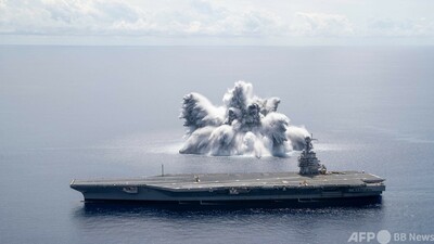 爆薬18トンで水柱、新型空母の耐衝撃性能試験 米海軍 写真4枚 国際