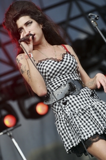 エイミー・ワインハウス、夫の司法妨害への加担容疑で逮捕