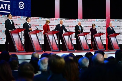 米民主党討論会、「打倒トランプ」で一致も政策論で対立鮮明に