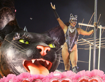 ブラジル・リオのカーニバル、一夜目から興奮は最高潮