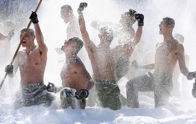韓国海兵隊、雪原で冬季野外訓練
