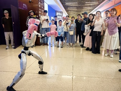 人型ロボット産業に「注文ラッシュ」 導入進む案内・演出分野