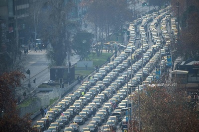 ウーバーに抗議、タクシーが大通り埋め尽くす チリ