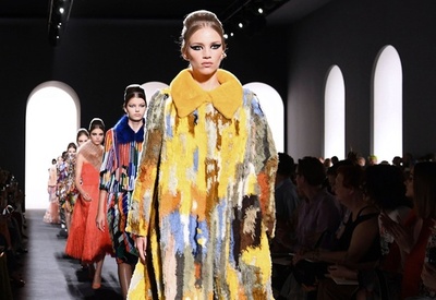 「フェンディ」18/19年秋冬パリ・オートクチュール