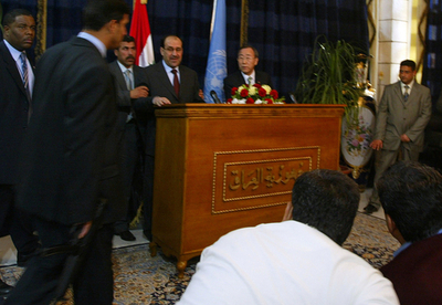 潘国連事務総長、マリキ首相との会見場付近に砲弾が着弾 - イラク