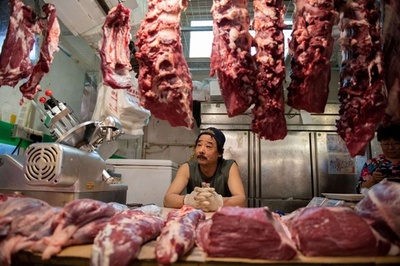 中国、備蓄豚肉放出へ アフリカ豚コレラ流行受け