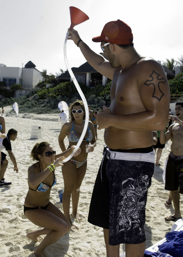 麻薬抗争もどこ吹く風、メキシコで休暇を楽しむ北米学生