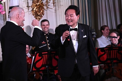 韓国大統領に喝采 ホワイトハウスで「アメリカン・パイ」歌う