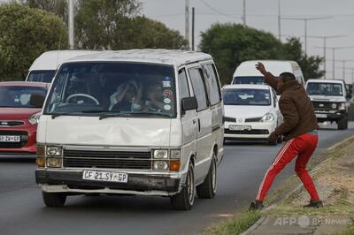 武装集団がライドシェア運転手を射殺、タクシー業界との戦争か 南ア