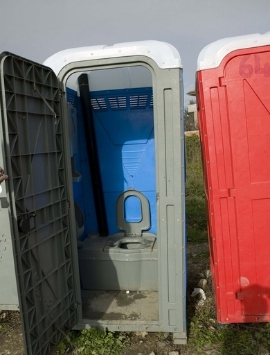 仮設トイレが爆発、男性重体 原因はタバコ？オーストラリア