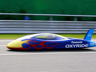 乾電池だけで時速100キロ、重さ38キロの車がギネスに認定