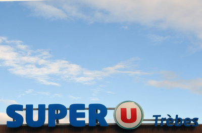 狩猟旅行の記念写真がネットで拡散、仏スーパーのオーナー店長が失職 