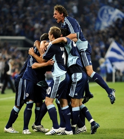 シャルケ アトレティコ・マドリードに先勝