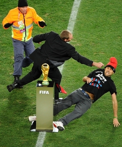 W杯トロフィー危機一髪！試合前のピッチに赤帽男が乱入