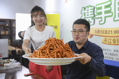 中国のピリ辛スナック「辣条」 「思い出の味」が上場