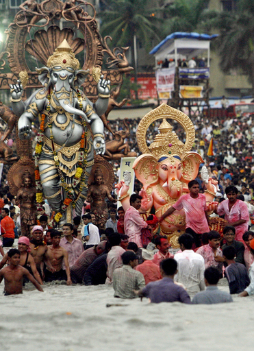 「ガネーシャ祭」最終日、海に沈むゾウ頭神の像