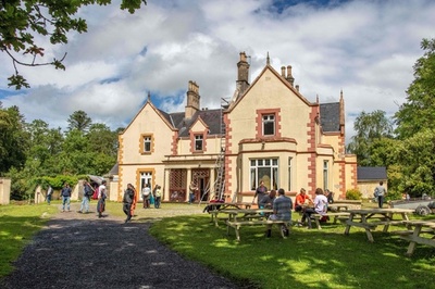 ウクライナから避難 北アイルランドのヒンズー教一派の島