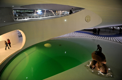 上海に行った人魚姫像、ビデオ作品で故郷に出現