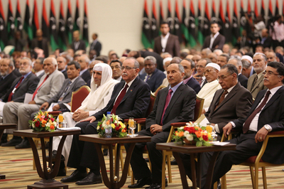 リビアの国民評議会、議会に権限を委譲 トリポリで式典