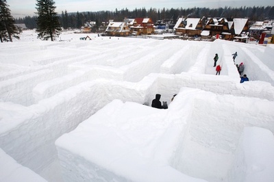 雪のブロック6万個で巨大迷路、ポーランドでギネスに挑戦
