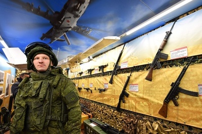 シリア内戦の「戦利品」展示、列車で60都市巡回 ロシア