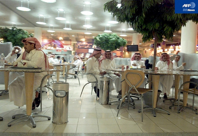 サウジアラビア、コーヒーショップで打ち合わせをした女性を逮捕